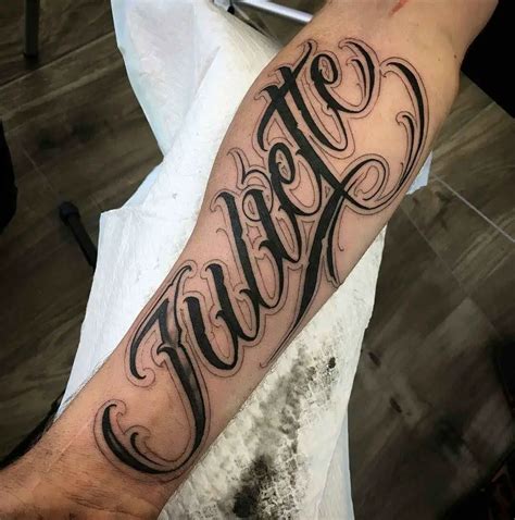 tatuajes nombres en el brazo para hombres